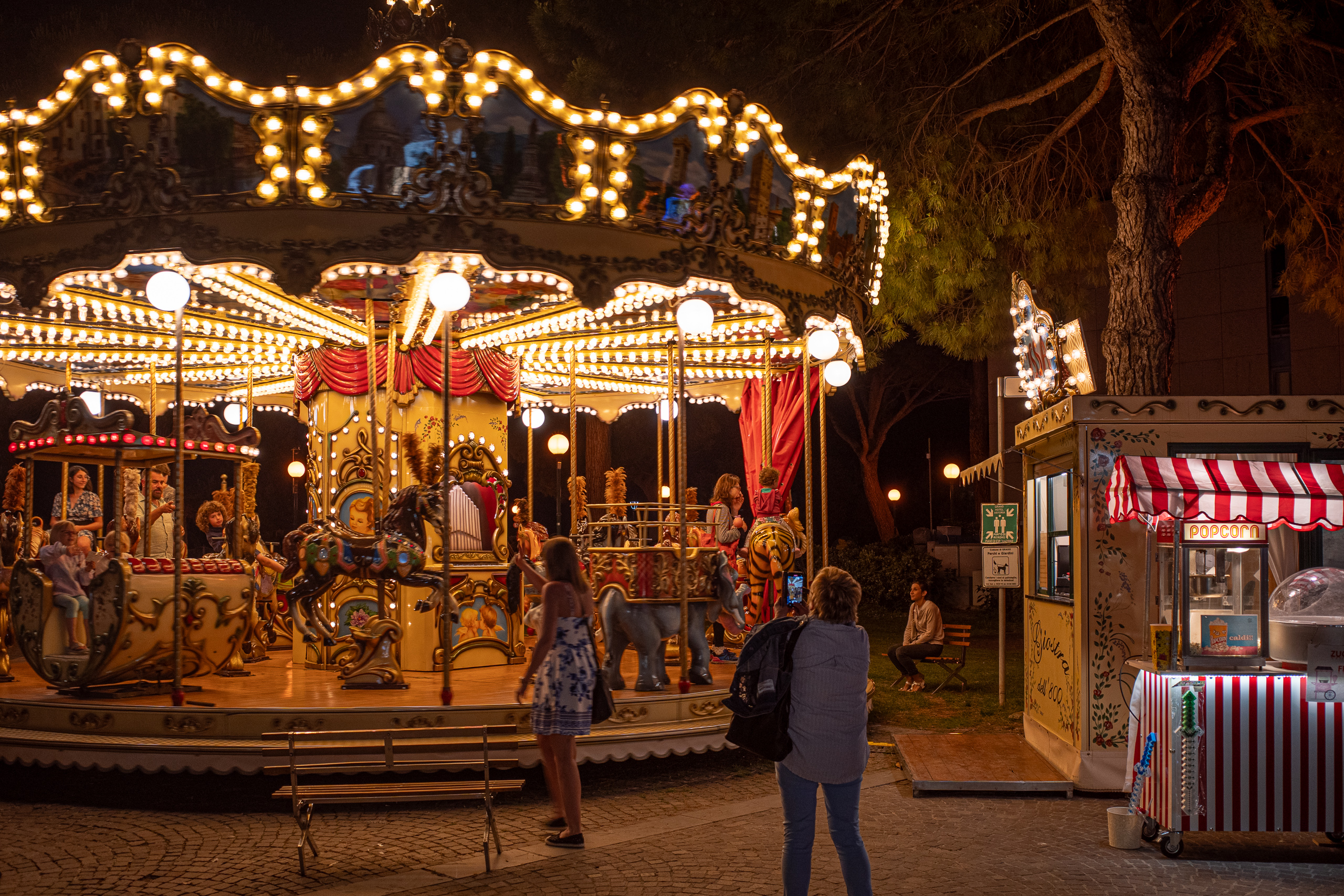 Das beleuchtete Karussell an der Promenade, daneben der Popcornstand